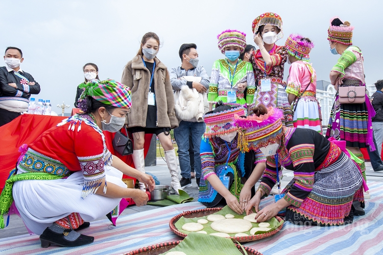 Ground sticky rice cake on H’Mong ethnic minority people’s Tet holiday